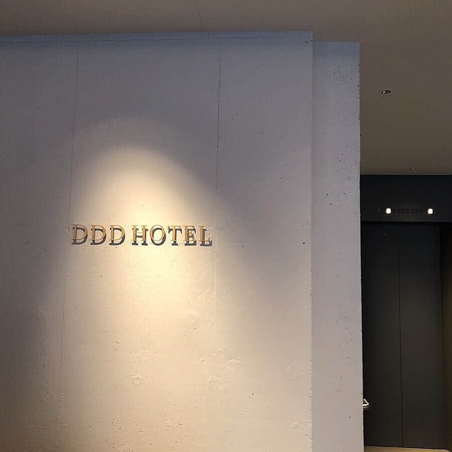 isutaさんのインスタグラム写真 - (isutaInstagram)「スタイリッシュな憧れホテル♡﻿ ﻿ ﻿ Dのマークがついたシンプルなカードキーがかっこいいこちらは、東京都・馬喰町にある「ddd hotel」。﻿ ﻿ ﻿ シンプルでスタイリッシュな空間の、リノベーションホテルです。﻿ ﻿ ﻿ 落ち着く空間だそうなので、1人で行くのもおすすめ。﻿ ﻿ ﻿ 訪れる際には、ホテルに併設されているカフェ「abno」で、夜のバーと朝のモーニングを楽しむことを忘れずに！﻿ ﻿ ﻿ 気になる方はぜひチェックしてみてください♩﻿ ﻿ ﻿ 【ddd hotel】﻿ 住所：東京都中央区日本橋馬喰町2丁目2-1﻿ 最寄り駅：JR馬喰町駅（6番C4出口すぐ）﻿ 　　　　　JR浅草橋駅（東口より徒歩5分）﻿ ﻿ ﻿ photo by﻿ @mai__ito﻿ @tmnginst﻿ @oimomomo﻿ ﻿ ﻿ #isuta #イスタ #isutapic﻿ #isuta_trip #isutacafe #カフェ巡り ﻿ #おしゃれカフェ #ホテル泊 #女子旅 ﻿ #記念日旅行 #カフェスタグラム #東京旅行 ﻿ #東京カフェ #東京カフェ巡り ﻿ #cafe #cafestagram #isutahotel ﻿ #ホテル巡り #おしゃれホテル ﻿ #東京ホテル #東京観光 #馬喰町カフェ ﻿ #hotel #馬喰町ホテル ﻿ #hotelstagram #ホテル #ホテル好き﻿ #お洒落な人と繋がりたい #東京ホステル﻿ #旅行好きな人と繋がりたい」9月15日 19時03分 - isuta_jp