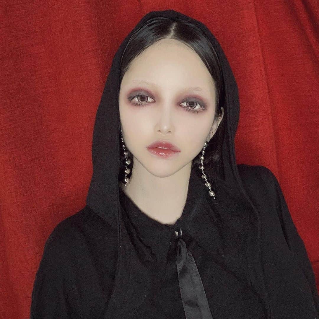 chiiiiiのインスタグラム：「💉🧛🏻‍♀️」