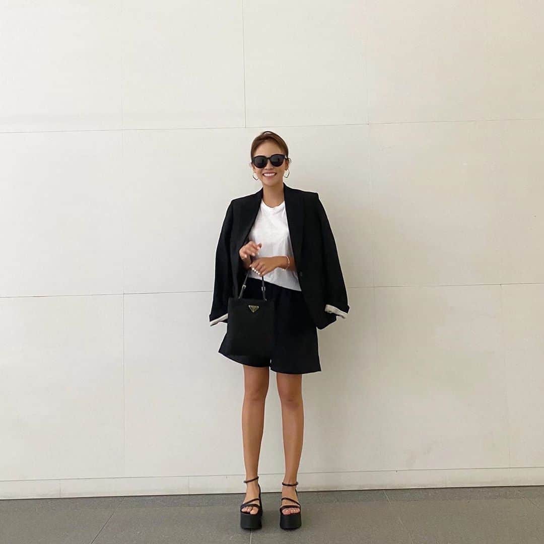 のインスタグラム：「昨日はストーリーにたくさんのお返事有難うございました🐼⚽️🖤🤍 ・ 1番人気は断トツでジャケットstyle♡ black,navy,purpleの3色が今夜22時より再販売です☺︎♥︎ ・ ・ #ootd #fashion #coordinate #rosymonster #kuchidesign #gianvitorossi #stellamccartney」