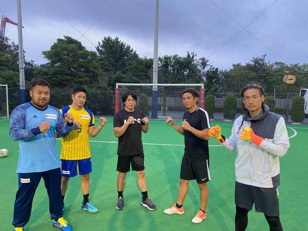 宮崎大輔のインスタグラム：「那須大亮　@nasudaisuke_official YouTubeの撮影❗️ ハンドボールVSサッカー⚽️ どっちが勝つか⁉️  皆さんお楽しみに‼️  #ハンドボール #サッカー #handball #soccer #bennu #対決 #宮崎大輔 #那須大亮 #木村昌丈 #柴山裕貴博 #日本体育大学 #大崎電気」