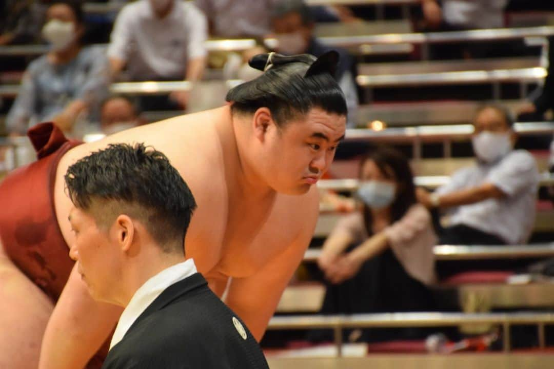 日本相撲協会さんのインスタグラム写真 - (日本相撲協会Instagram)「大相撲九月場所、3日目。 正代、妙義龍、霧馬山、阿武咲、千代大龍、新入幕の翔猿が3連勝。  @sumokyokai  #大相撲 #sumo #相撲 #力士 #お相撲さん #japanphoto #sumowrestlers #japanculture  #九月場所 #9月場所 #秋場所 #九月場所全力応援 #正代 #cooljapan」9月15日 19時07分 - sumokyokai