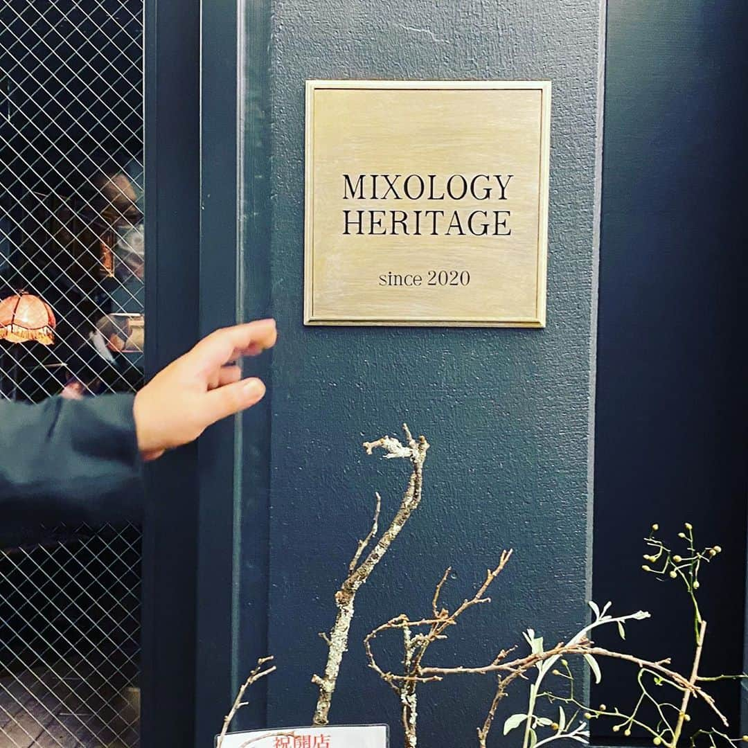 林信行さんのインスタグラム写真 - (林信行Instagram)「Experience the Legendary cocktails of Japan at @MixologyHeritage  コロナ禍の2020年、日比谷に新たなBar遺産が誕生！  #MixologyHeritage @hibiya_okuroji_official  Classic & VintageをコンセプトにしたオーセンティックBarで、クラシックバーテンダーの巨匠、伊藤学を中心に、究極のクラシックカクテルを追求、その技術と知識を後世に継承。棚には年代別のスピリッツ、リキュール、ウィスキーが並び、メニューには日本のレジェンド達のシグネチャーカクテルの名前が並んでいます。 場所は先週オープンした #日比谷Okuroji の新橋寄り。 本当は先週、オープン2日目に行ったのですが、最近、投稿が連続していたので、少し投稿まで間を開けてしまいました。 #日比谷Okuroji この日はここしかいなかったけれど、他にもいくつかPUBやBARがあって、なんと雨に濡れずにBarホッピングができてしまう。もちろん、周りにもたくさんステキなbarがあるエリアなので、渋谷NHK周辺と並んで日本の新しいbarカルチャーの震源地になりそうな予感がします。 2020年を機に、いい雰囲気でステキな時間を楽しむbar文化が(ガヤガヤ居酒屋文化に負けないくらい)元気になってくれたらいいなぁ…と密かに思っています。」9月15日 19時07分 - nobihaya