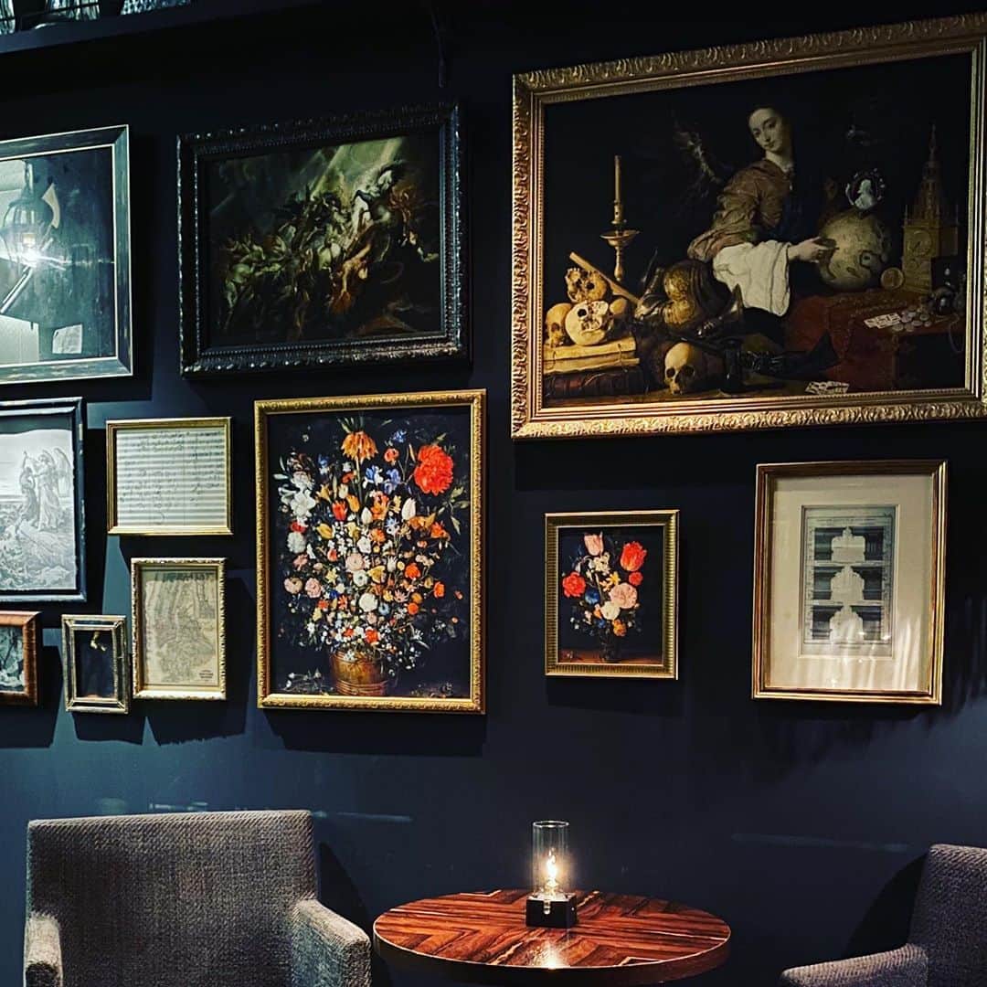 林信行のインスタグラム：「Experience the Legendary cocktails of Japan at @MixologyHeritage  コロナ禍の2020年、日比谷に新たなBar遺産が誕生！  #MixologyHeritage @hibiya_okuroji_official  Classic & VintageをコンセプトにしたオーセンティックBarで、クラシックバーテンダーの巨匠、伊藤学を中心に、究極のクラシックカクテルを追求、その技術と知識を後世に継承。棚には年代別のスピリッツ、リキュール、ウィスキーが並び、メニューには日本のレジェンド達のシグネチャーカクテルの名前が並んでいます。 場所は先週オープンした #日比谷Okuroji の新橋寄り。 本当は先週、オープン2日目に行ったのですが、最近、投稿が連続していたので、少し投稿まで間を開けてしまいました。 #日比谷Okuroji この日はここしかいなかったけれど、他にもいくつかPUBやBARがあって、なんと雨に濡れずにBarホッピングができてしまう。もちろん、周りにもたくさんステキなbarがあるエリアなので、渋谷NHK周辺と並んで日本の新しいbarカルチャーの震源地になりそうな予感がします。 2020年を機に、いい雰囲気でステキな時間を楽しむbar文化が(ガヤガヤ居酒屋文化に負けないくらい)元気になってくれたらいいなぁ…と密かに思っています。」