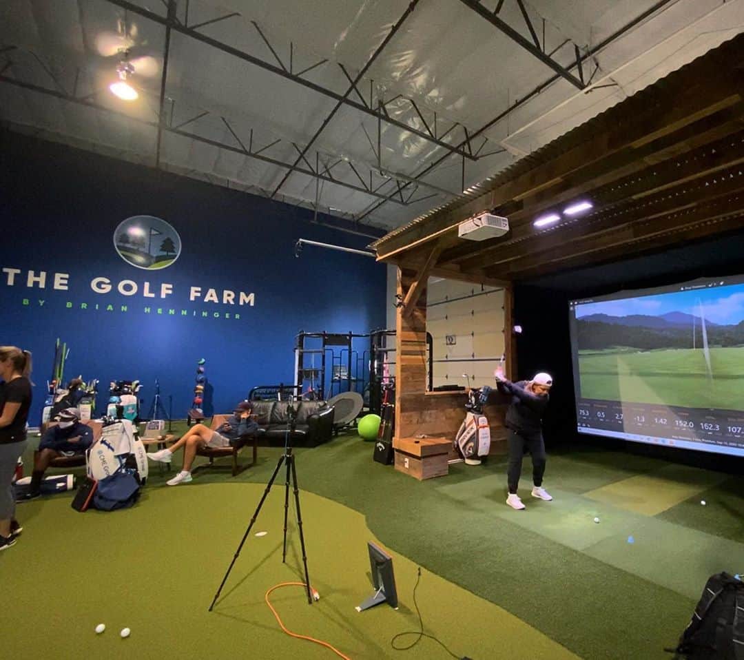 リセット・サラスのインスタグラム：「A huge thank you to @henningergolffarm @bhenninger257 (former USC Trojan) and their staff for allowing us to come in and get some work done due to the hazardous air quality here in Portland. This facility is super awesome, anyone who's in the Portland area should come check this place out!」