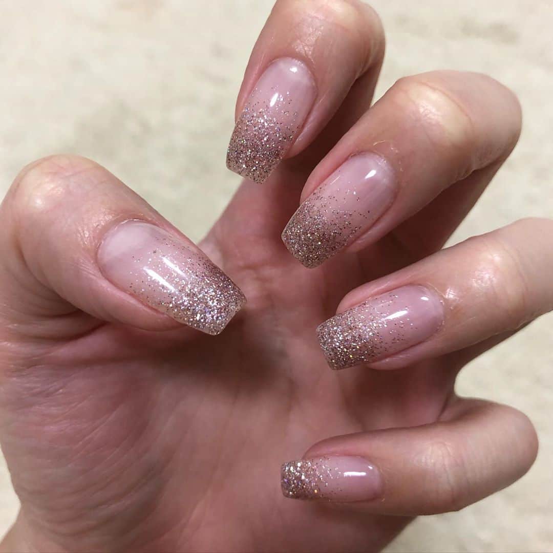 西宮由華のインスタグラム：「ꫛꫀꪝ✧‧˚nail💅💎✨  どんどん大人しくなっていくネイル。 ストーンとかも、もう本当にいらない。 大人ネイルが好き❤️ ごちゃごちゃしてると子供っぽくなる👧 . 今回は秋っぽく、少し茶色も混ぜたピンクの ラメグラデーションネイル💖 かわいいな〜💕 .  #キャバ嬢 #キャバクラ #ネイル #ラメグラ #ラメ #ラメグラデーション #autumnnails #pink」