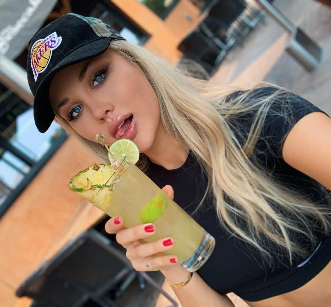 Sarah Sinclairのインスタグラム：「I can never pick my favorite 🤷🏼‍♀️ who else thinks you should be able to rearrange the order after you post? 🙋🏼‍♀️ . . . . . #face #fun #losangeles #drinks #pretty #outandabout #lakers #selfie #la #model #smile #cocktails」