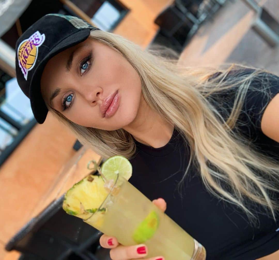 Sarah Sinclairさんのインスタグラム写真 - (Sarah SinclairInstagram)「I can never pick my favorite 🤷🏼‍♀️ who else thinks you should be able to rearrange the order after you post? 🙋🏼‍♀️ . . . . . #face #fun #losangeles #drinks #pretty #outandabout #lakers #selfie #la #model #smile #cocktails」9月16日 4時36分 - sinielie