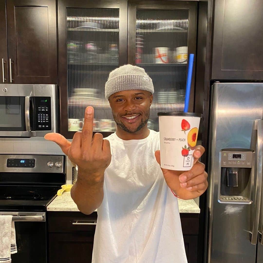 ダショーン・ジョーダンのインスタグラム：「Can we all agree we are over cooking during the quarantine? The mess, the cleaning – I’m over it. 😂 @DailyHarvest and I are giving cooking the🖕🏾and I couldn’t be more grateful to not have to think up a meal that is healthy, easy and organic – cause they handled that for me! Check out my stories to see how we are giving the stove a break and grab a code to give you $25 off your 1st box. #dailyharvest」