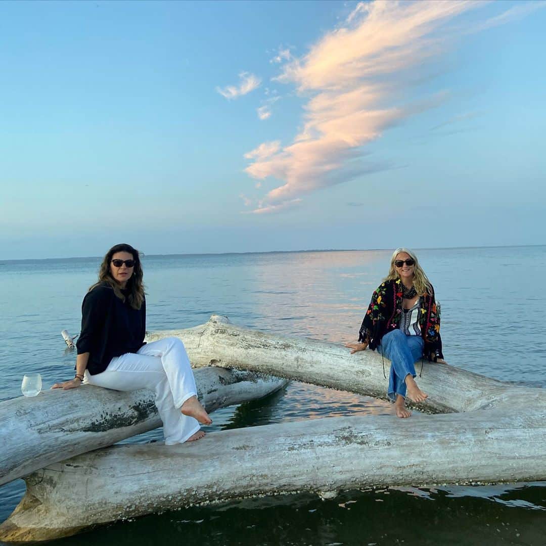 ナネットレポーのインスタグラム：「Viv and I trying to figure out if we can swim to Greece from here 🏊‍♀️」