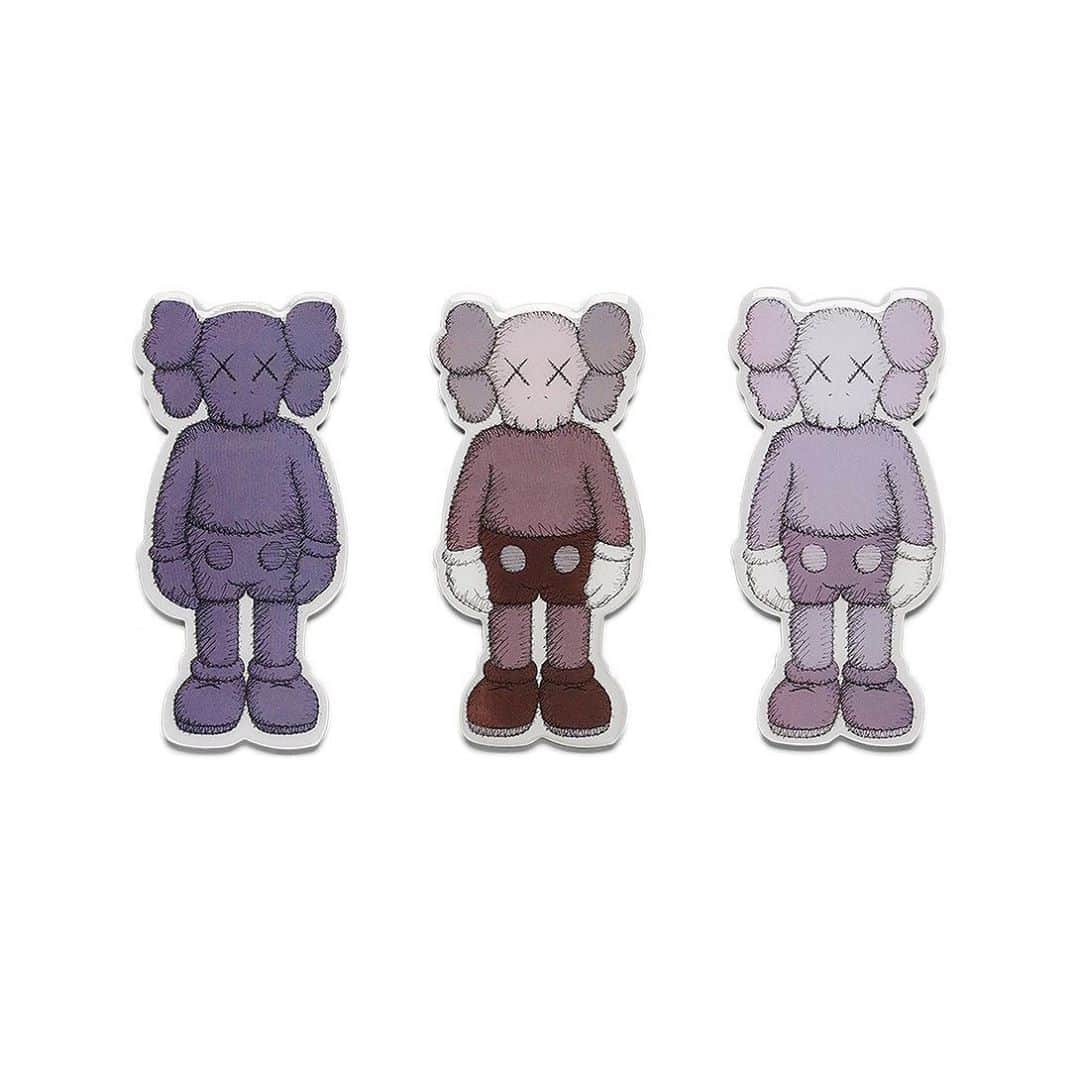 のインスタグラム：「@hypebeastart: This week's roundup of art for your home is led by a @kaws and MoMA Design Store Merch Collection, Banksy’s former art dealer Steve Lazarides releasing new homeware, and @grimes joining @ebay and @maccaronegallery for a series of curated art drops that benefit non-profit organization Carbon180. Get a closer look at the rest of the art for your home via the link in bio.⁠⠀ Photo: @themuseumofmodernart/Laz Emporium/Grimes/@arr.allrightsreserved/@hauserwirth」