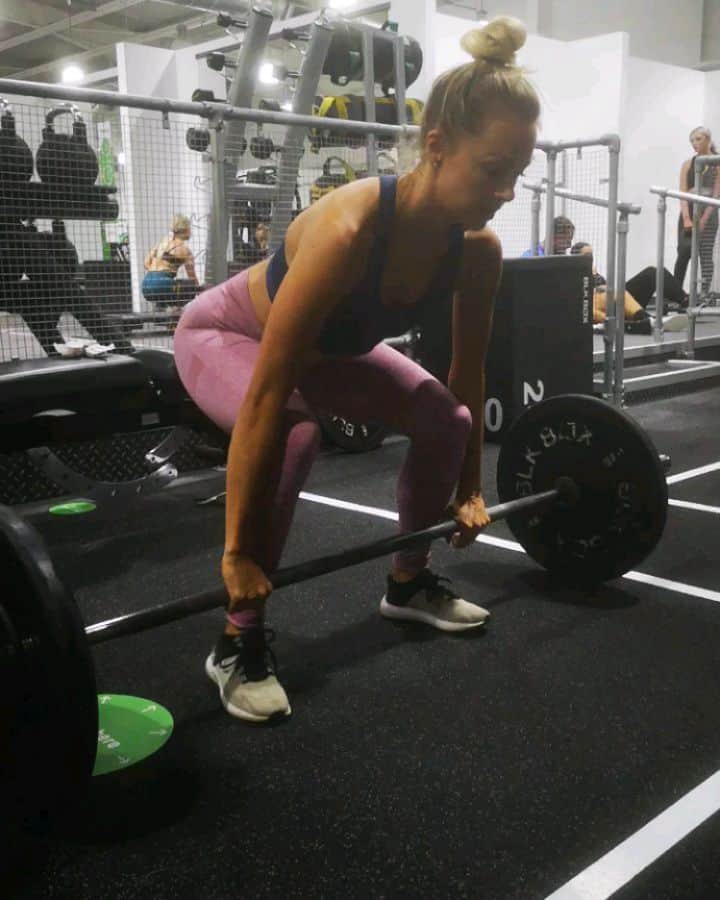 トニア・コーチのインスタグラム：「It's been a while since I cleaned.... (apart from the house) feeling like I'm back to my diving training days. This was one of my favourite lifts🏋🏼‍♀️ #weighttraining #weights #gym #workout #puregym #training #protein #strong #feelgood #lift @v3women #gifted」