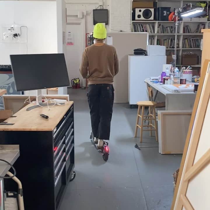 トロ・イ・モアのインスタグラム：「Thanks for the scooter :) @unagiscooters」