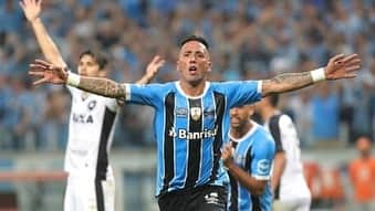 ルーカス・バリオスのインスタグラム：「Feliz Aniversario 117 @gremio obrigado por me deixar fazer parte dessa Historia !! 🔵⚪️⚫️ sempre torcendo por vocês !! 🙌🙏LB#18 ⚽️⚽️」