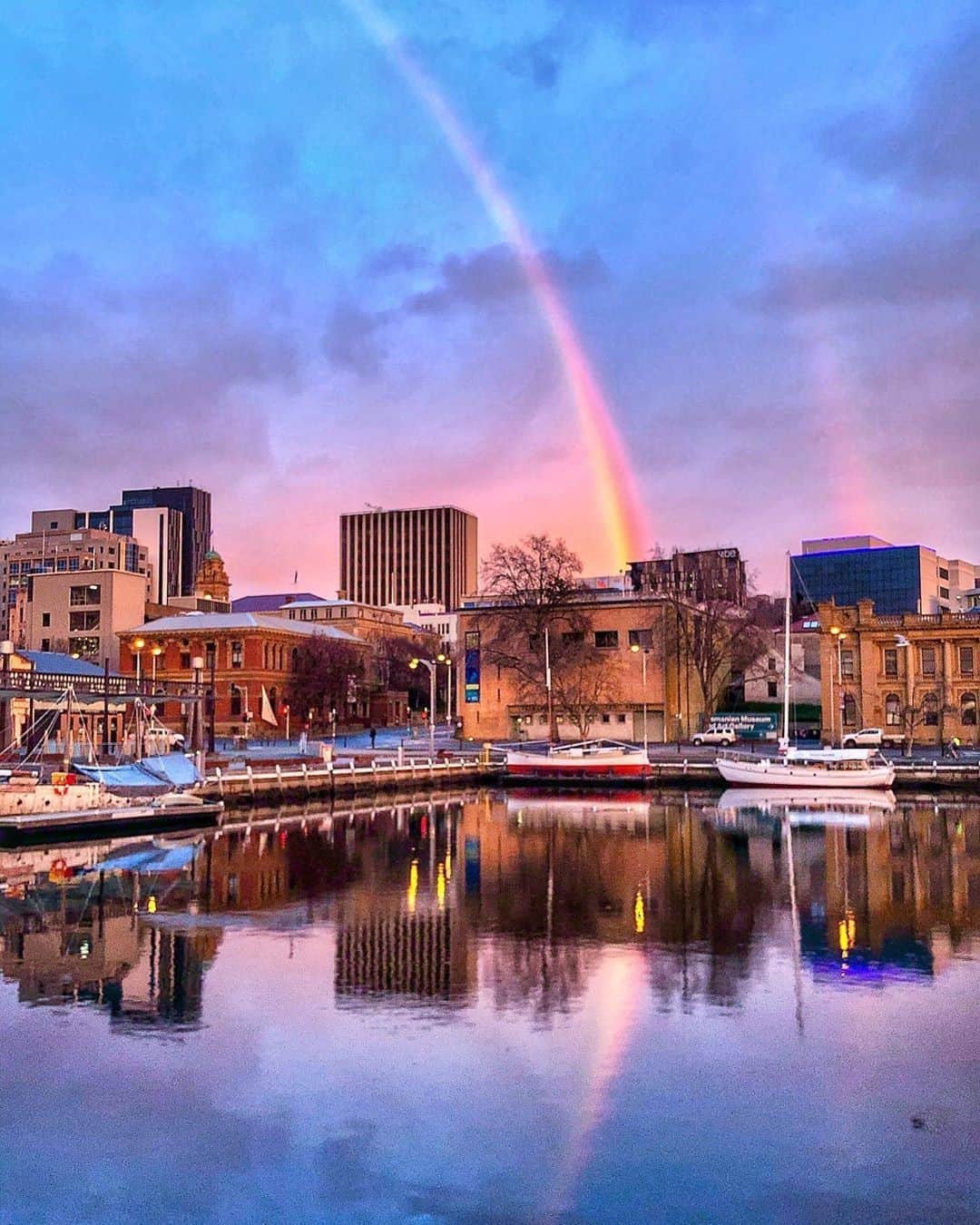 Australiaさんのインスタグラム写真 - (AustraliaInstagram)「Follow the rainbow to @hobartandbeyond 🌈 @katypotaty77 snapped this spectacular shot of @tasmania’s capital city which is famous for its picturesque waterfront that comes alive at night. If a trip to #Tassie is on your future travel #bucketlist, be sure to allow a few days in #Hobart; it's a beautiful city and is packed full of excellent fine dining, cultural attractions, and stunning natural beauty. Must-dos include a visit to Australia’s largest privately-owned #museum, @monamuseum, taste some of Tasmania’s finest produce at @theglasshousehobart before enjoying a few nightcaps of Tasmania’s finest #tipples at @larkdistillery. #seeaustralia #discovertasmania #TassieStyle #hobartandbeyond」9月16日 5時00分 - australia