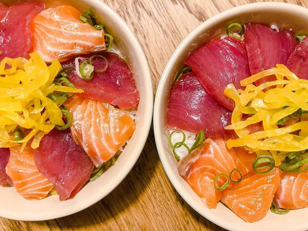 yuxuki wagaのインスタグラム：「サーモンとマグロの海鮮二色丼。 刺身の柵を塩じめして余分な水分飛ばして、旨味濃厚な感じです。。」