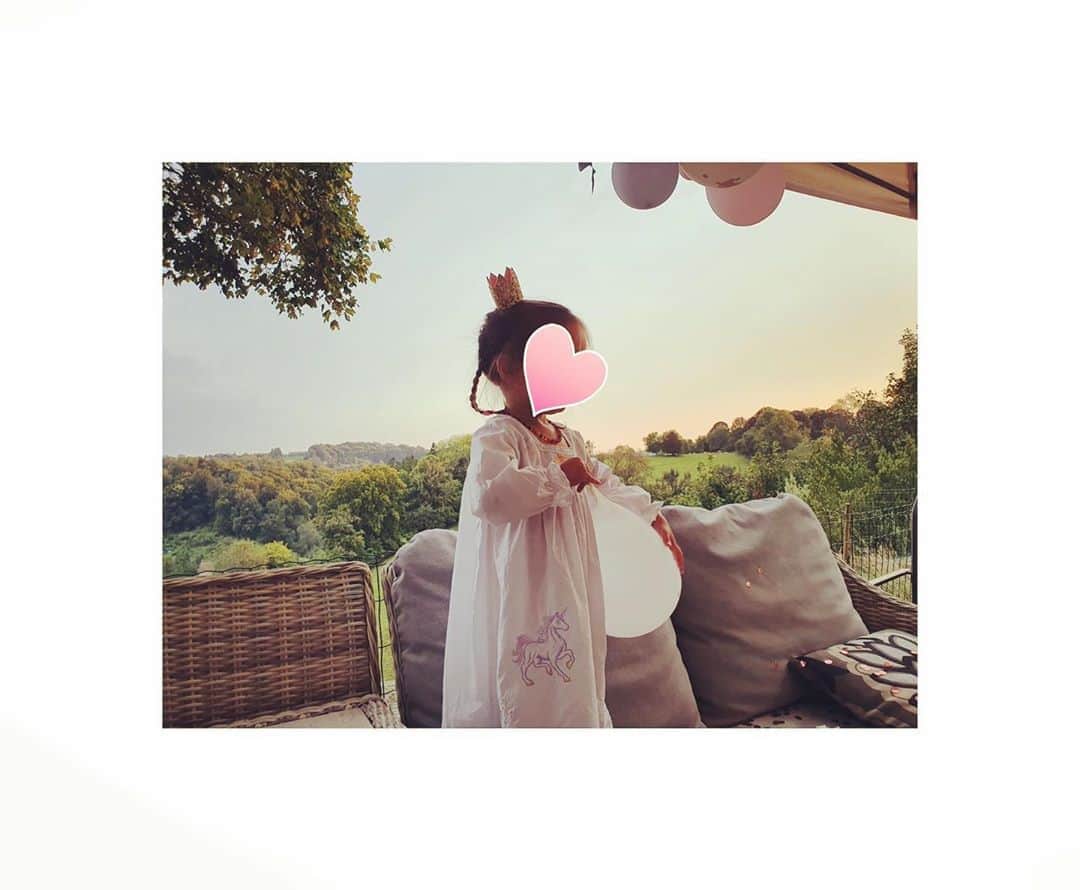 のインスタグラム：「Oh my darling girl... now you are three!!!  Happiest Earth Birthday to our precious and beloved Elsie. You gift us all with your shining spirit ✨  You are so very loved, our wonderful daughter.」