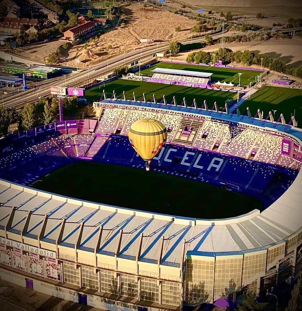 ロナウドのインスタグラム：「Increíbles imágenes del Open de Aeroestación de Valladolid “Diego Criado”. Que todo el Real Valladolid tenga un año tan especial como estos vuelos #aúpapucela」