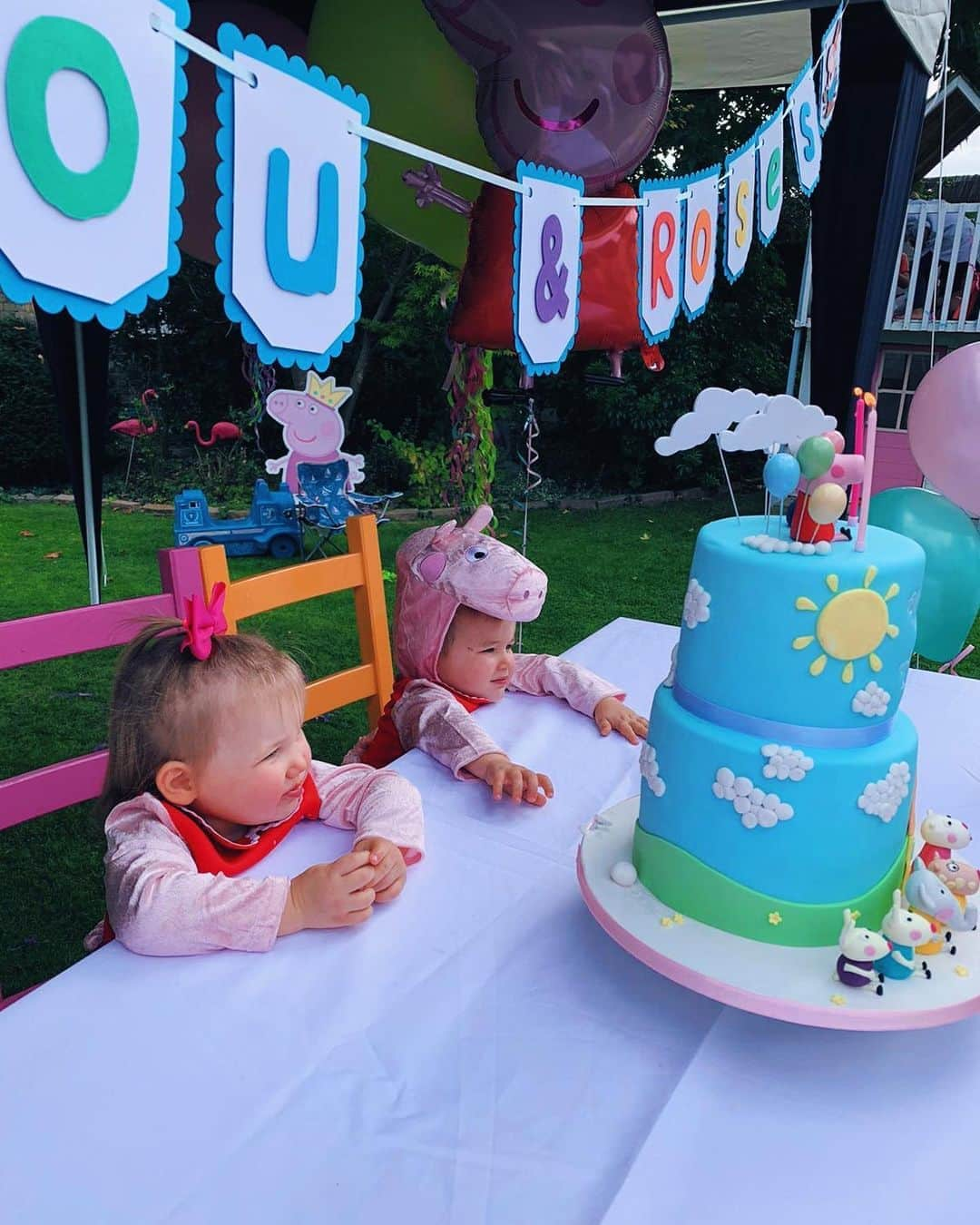 SOPHIA WEBSTERさんのインスタグラム写真 - (SOPHIA WEBSTERInstagram)「So much fun celebrating my twins, Roses & Lilou turning 2 🎂🎈💜 My hands and heart are always full with these funny, happy & mischievous lil’ piglets! 💕🐷 #proudmama #twinmum #mumof3girls #peppapigparty #2ndbirthday」9月16日 5時15分 - sophiawebster