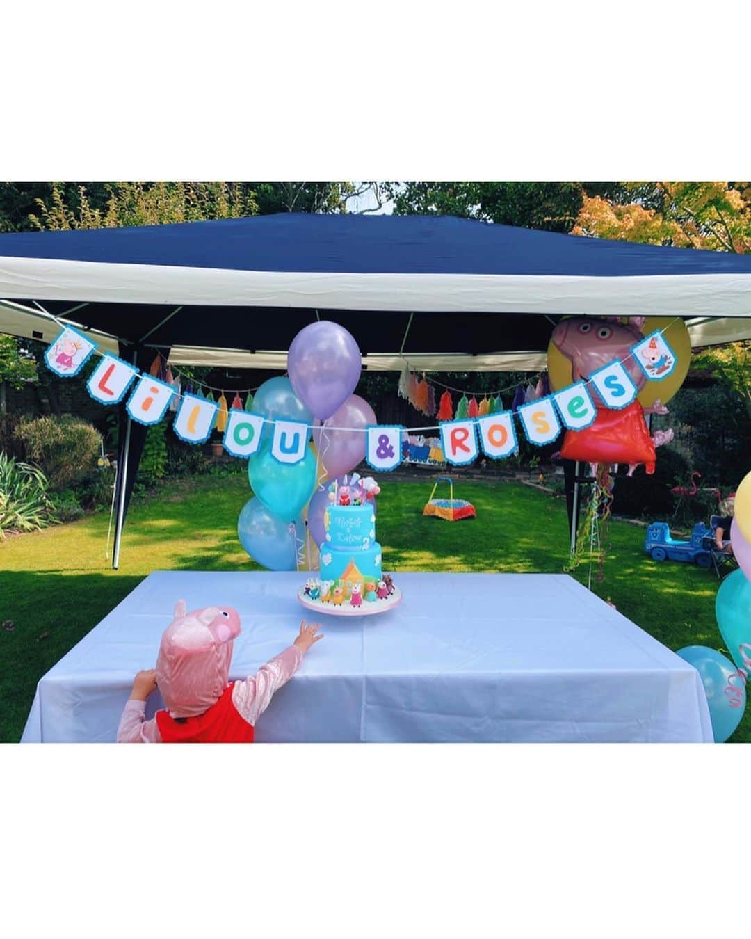 SOPHIA WEBSTERさんのインスタグラム写真 - (SOPHIA WEBSTERInstagram)「So much fun celebrating my twins, Roses & Lilou turning 2 🎂🎈💜 My hands and heart are always full with these funny, happy & mischievous lil’ piglets! 💕🐷 #proudmama #twinmum #mumof3girls #peppapigparty #2ndbirthday」9月16日 5時15分 - sophiawebster