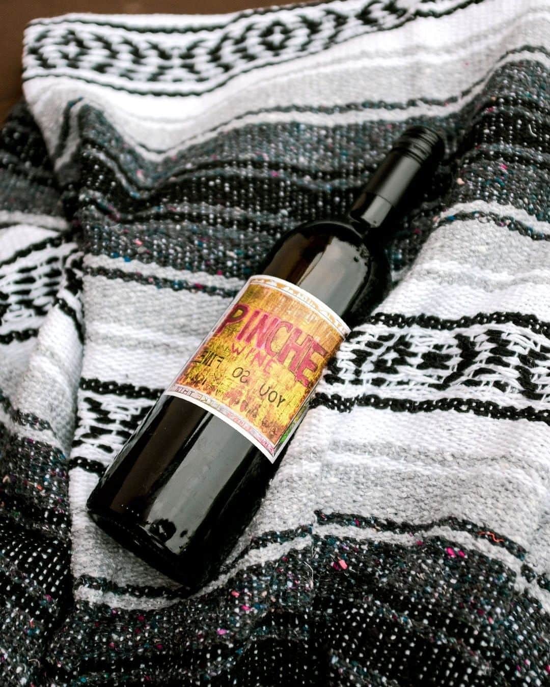 スティーヴン・アメルのインスタグラム：「Pinche Wine by @aarondiaz looks real good on the new @nockingpoint blanket! If you're a Tastemakers' Club member, we're going to be doing a virtual tasting with Aaron most likely this weekend! Details to come soon. If you'd like to join the tasting, just sign up for The Tastemakers' Club and get your first box for only $29.  Link in bio.」