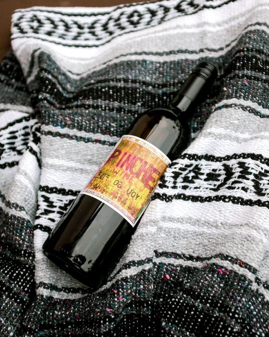 スティーヴン・アメルさんのインスタグラム写真 - (スティーヴン・アメルInstagram)「Pinche Wine by @aarondiaz looks real good on the new @nockingpoint blanket! If you're a Tastemakers' Club member, we're going to be doing a virtual tasting with Aaron most likely this weekend! Details to come soon. If you'd like to join the tasting, just sign up for The Tastemakers' Club and get your first box for only $29.  Link in bio.」9月16日 5時23分 - stephenamell