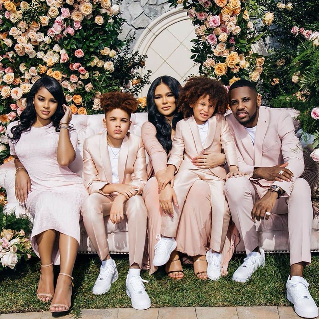 ファボラスのインスタグラム：「#TheFamily is growing... 🌸  #BabyInBloomBrunch」