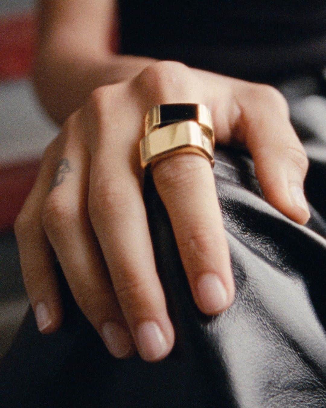 のインスタグラム：「Tiffany in the Press ——— Borrowed from the boys. Barbara Valente (@___valente) makes a strong statement in Tiffany 1837® Makers signet rings for @Hommegirls magazine. Discover more via the link in bio. #TiffanyAndCo   Video: @Julian_kapadia.mov Styling: @elissasantisi Hair: @adlena Makeup: @laurastiassni」