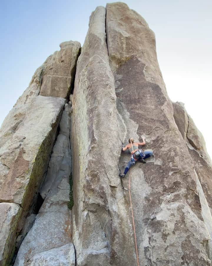 エミリー・ハリントンのインスタグラム：「And on the 5th day of climbing, @tarakerzhner said to me “Go climb the crack of doom, it shall make you swoon” Like a baby deer on ice, the bottom had some spice; and the wide bit! T’was short lived - my fists they did fit! Lol. No really thanks for the rec Tara. Swell times here in Idaho w my main crew @adrianballinger @dogcalledcat 💕🙏🏻🙌🦙// @thenorthface_climb」