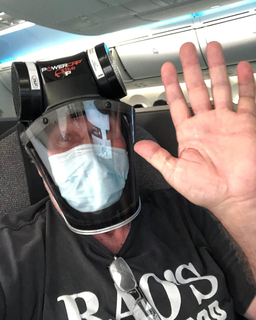 ロン・パールマンさんのインスタグラム写真 - (ロン・パールマンInstagram)「Got my @pekesafety mask and my Rao’s tee shirt, on my way to resume what was once my so-called life in movies. What could possibly go wrong!!!」9月16日 5時37分 - perlmutations