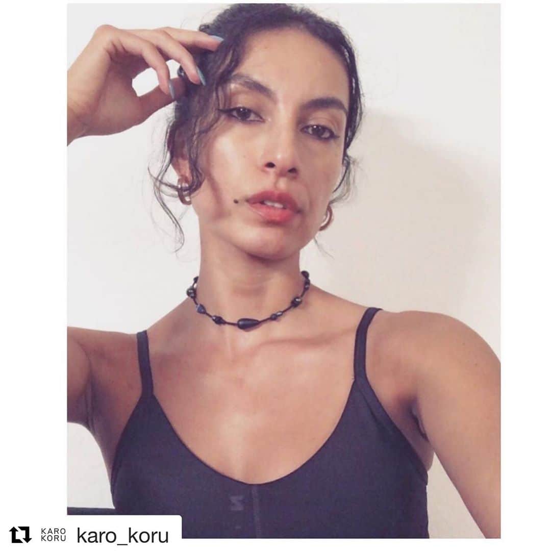 レイチェル・レフィブレのインスタグラム：「My close friend and brilliant make-up artist Karoliina has spent her pandemic days looking after her family and creating a business! She hand-makes these gorgeous bead necklaces, let’s show a lady-boss creator some love! Repost and shop to your hearts-delight. @karo_koru 💗💗💗 #shopfemaleowned #supportwomeninbusiness #supportsmallbusiness #ladyboss #startup #fashion #jewelry #necklaces #beads #womensupportingwomen #womenempowerment   #Repost @karo_koru ・・・ Introducing inspiring, strong, and so talented @homasafar wearing #karokoru choker lite 🖤」