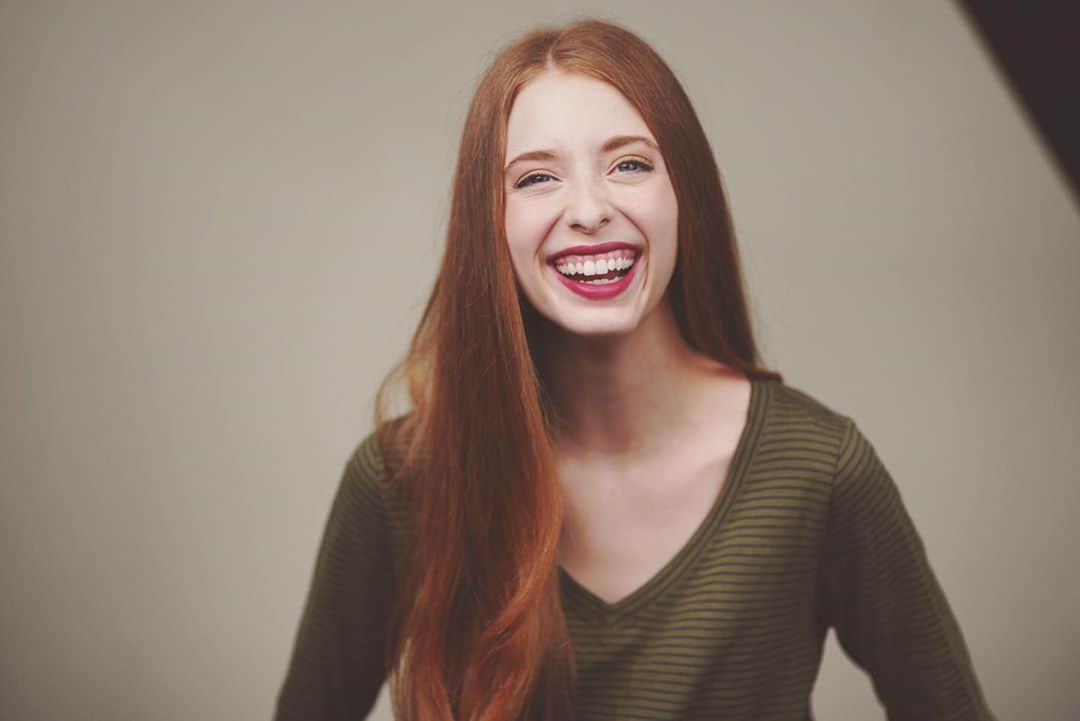 アシュリン・ピアースのインスタグラム：「“Laughter is the sound of the soul dancing.” ✨  One of the #BTS shots from my little mini shoot today. Nothing is better than a good laugh. 😆  📷: @thecinesol  #AshlynPearce #PhotoShoot #YouTube #YouTuber #Gamer #LiveStreamer #Streamer #Actress #Model #Content #Modeling #Smile #Laughter #RedHead #LoveYourself #SpeakYourself #Beauty #Photoshoots #FashionPhotography #Photography #HeadShots #Models #BestPhoto #BehindTheScenes #Love #Pretty #ContentCreator #Artist #VideoGames」