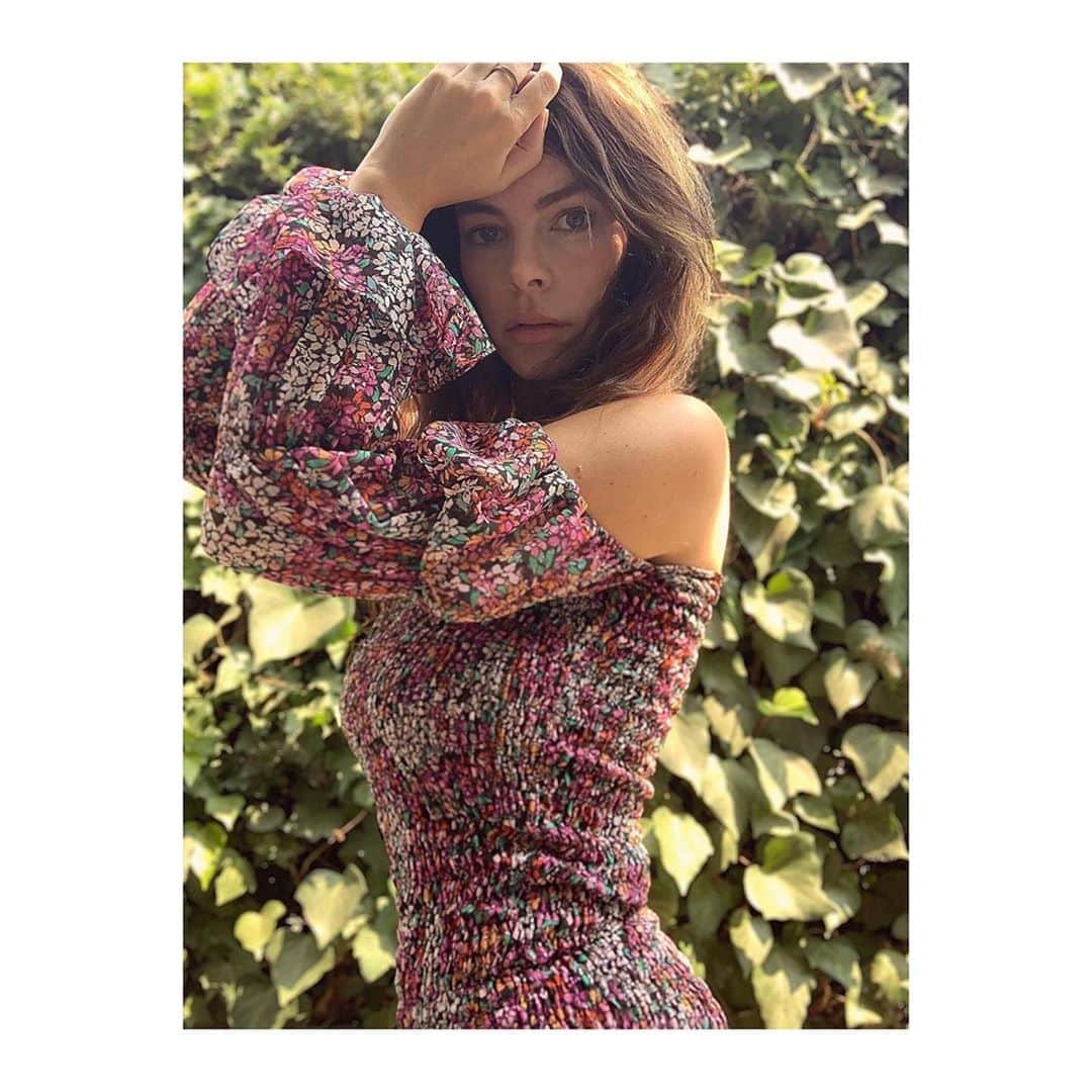 のインスタグラム：「Enchanted muse ✨ @kellyoxford stunning in our new Rashida dress. Tap through today’s story for our favorite #MISAmuse looks of the week. #MISAworld」