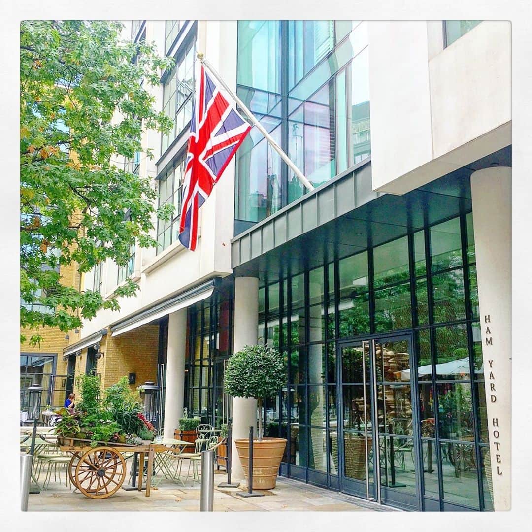のインスタグラム：「【Ham Yard Hotel】 (ハムヤードホテル)  先日宿泊させて頂く機会を頂き、有難く宿泊させて頂きました☺️  ハムヤードホテルは、2014年にオープンしたロンドンのピカデリーサーカスにある5つ星のデザインホテル。  舞台や映画館、ショッピングなどが楽しめるロケーションにあり、立地抜群です。  レストラン＆ラウンジ、屋上ガーデン、地下には176席ある映画館と４レーンあるボーリング場などが完備。  驚いたのが、バスルームの天井に スピーカーが埋め込まれ完備されていたこと😲✨  音楽をかけてみると、天井からの音はより空間が広く感じる効果があり、とても贅沢なバスタイムでした✨  ロンドンらしい趣きのあるホテルも素敵ですが、最新設備を備えたホテルも凄く快適で、またいつか泊まりたい＾＾  朝食も美味しかったし、ウェッジウッドの食器が可愛かった☺️  初のロンドンでのホテルステイはとても素敵な思い出になりました✨ありがとうございました☺️ * * * * * #london #londondiaries #londonlife #hotelstay #hotel  #londonhotels #hamyardhotel  #ロンドン　#ロンドン日記　#ロンドンライフ #ロンドン生活　#海外　#海外生活  #ホテル　#ロンドンホテル #渡辺枝里子」