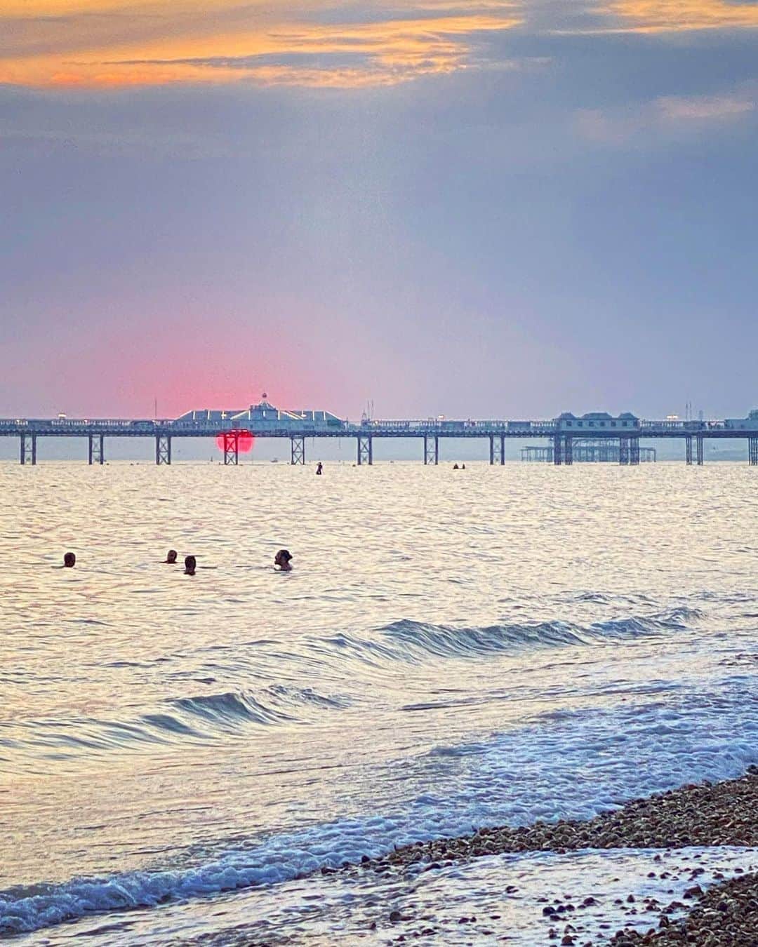 Tea and sittingのインスタグラム：「🌊💗...A giant, beautiful, pink sun setting underneath Brighton Pier tonight after a sea swim with @sophieabbottartist ...so thankful she got me down there ✨  #brightonlove #ilovewhereilive」