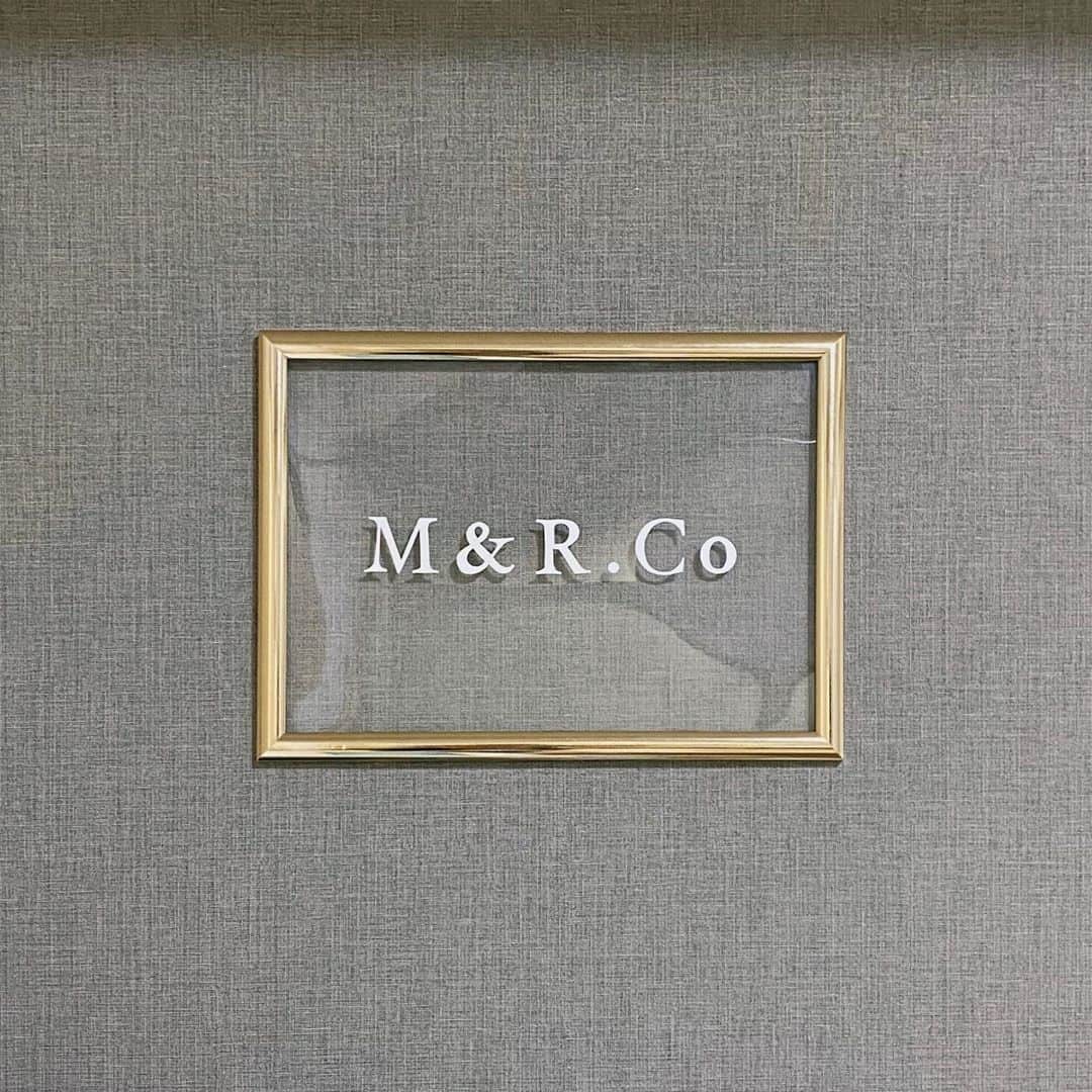 大野真昂のインスタグラム：「☺︎  〜  M&R.Co 〜 いよいよ明日オープン🌿  たくさん施術もしたし、もう準備はばっちり！🙆🏼‍♀️  １ヶ月半前くらいに急に サロン開業するって決めてから 今日までばったばただったな〜😂  これからたのしみだあ！🤍  M&R.Coで つるつるお肌と小顔にします💆🏼‍♀️✨  ------------------------------ 〒860-0848 熊本市中央区南坪井町5-27-1 ロマージュ上通並木坂404 ------------------------------  #parafuse #パラフューズ #parafuse熊本 #小顔 #小顔エステ #小顔調整 #脳洗浄 #脳脊髄液 #マッサージ #脱毛 #脱毛サロン #ルミクス #ルミクス脱毛 #lumix脱毛 #レディース脱毛 #キッズ脱毛 #熊本脱毛 #mrco #エムアールドットコー #エステサロン #熊本サロン」