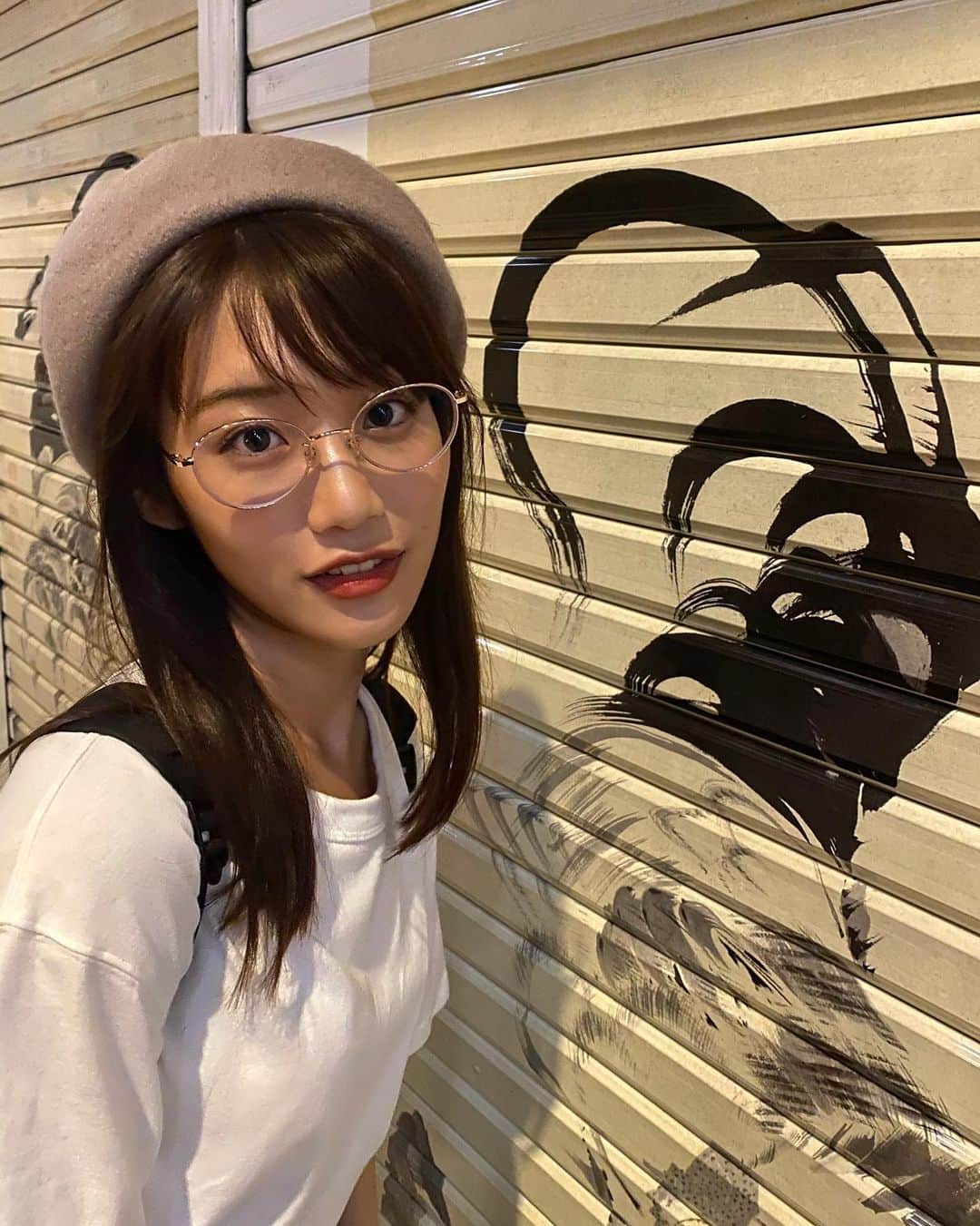 仲間由依のインスタグラム：「メガネを変えたの。 後ろのおしゃれなシャッターは 河原町辺りで迷子になった時に、たまたま見つけたの。  #ミスキャンパス立命館 #ミスコン #ミスキャンパス #立命館大学 #立命館 #白tシャツコーデ #白tシャツ #めがね女子 #ベレー帽 #河原町 #京都 #Kyoto」