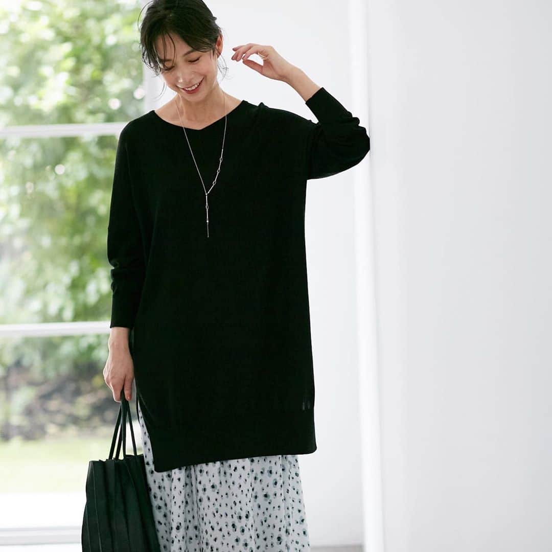 HusHusHのインスタグラム：「【HusHusH LADIES】﻿ 大人の欲張りチュニック  お悩み解決！万能チュニックができました✨ 大人の欲張りポイントが詰まった 「シャツ」「ジャージー」「ニット」3つのチュニックが登場！ 秋のスタイリングに向かい入れて✨  ◆おしゃれ見え シックなレオハード柄とブラックカラーでコーデにアクセントを！  ニットチュニック ￥3,999＋税  フラワーレオパード柄プリーツスカート ¥4,399(本体)+税  【ポーチ付き】プリーツ合皮トート ¥2,999(本体)+税  チェーンモチーフY字ネックレス ¥1,699(本体)+税  深めVカットパンプス ¥3,999(本体)+税  ◇デコルテがきれいに見えるVネックデザイン ◇動きやすく、華奢に見せもできるドルマンスリーブ ◇お尻が隠れる安心丈とすっきりスリット  @hushush_official﻿ プロフィール画面﻿ にありますURLリンクサイト﻿ ぜひご覧くださいませ﻿✨ ﻿ #ハッシュアッシュ #ハッシュアッシュfan #hushush」
