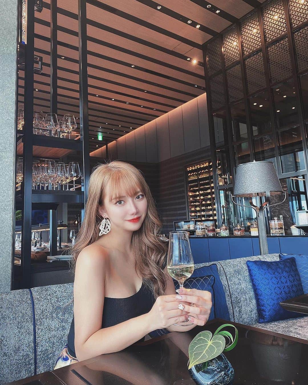 RIKAのインスタグラム：「﻿ やっと来れたピニェート🌬🥂🎩﻿ またすぐ女子会で使おう🐈🛌﻿ そして癒蓮しか勝たん。﻿」