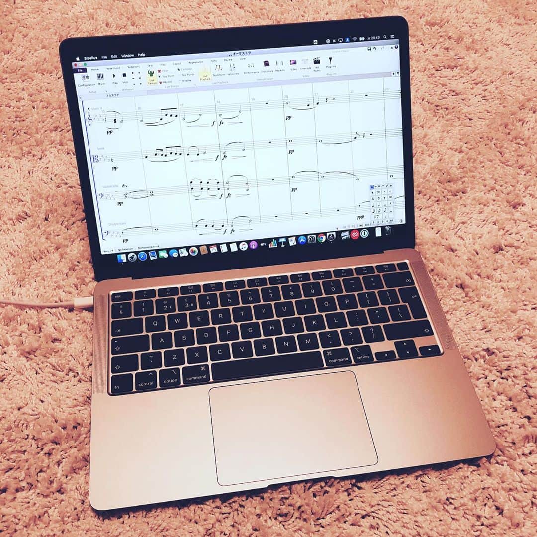 上杉洋史のインスタグラム：「My new MacBook Air 13 inch with UK keyboard. I thought I ordered US keyboard. Actually I chose a wrong pull down menu when I ordered it. #macbookair #mac #sibelius #dorico #studioone」