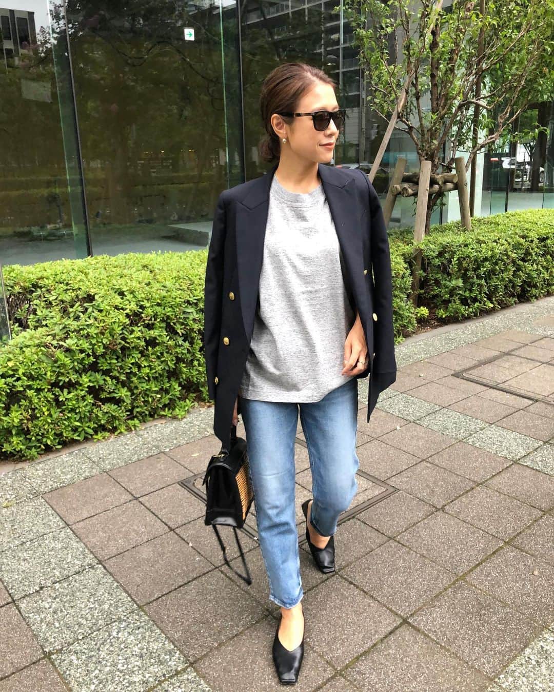 のインスタグラム：「2020.9.15 ・ Tシャツ×デニムにジャケットの定番スタイル👖 新作のTHE NINETY′Sは９分丈でスッキリ履ける！やっぱりデニムはテーパードシルエットが好きだなぁ✨ ジャケット以外、上下  @upperhightsでした🙊💓 ・ ・ tops.pants #upperhights #intheknowgl #アッパーハイツ  shoes #letalon  bag #ebagos jacket #madisonblue」