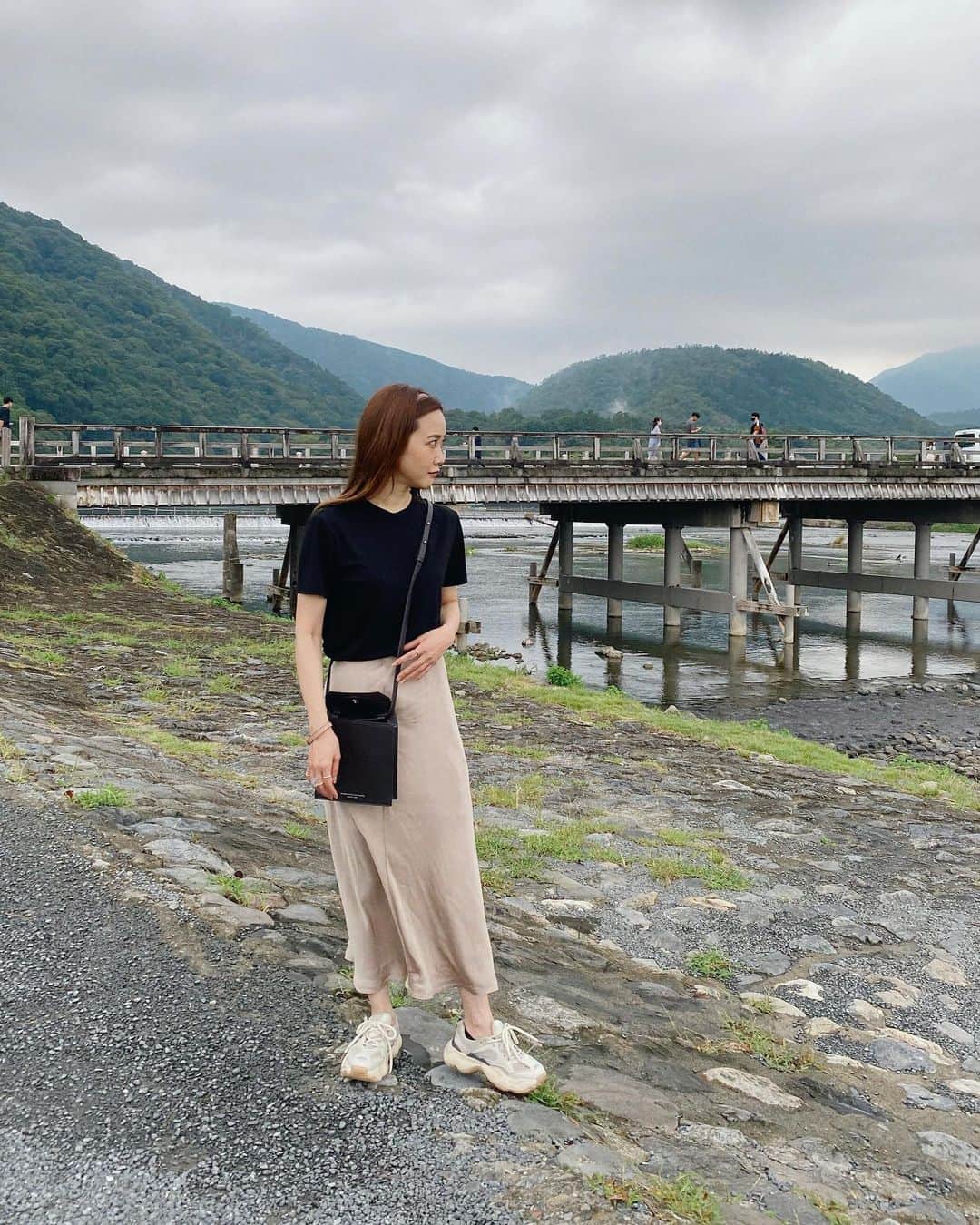 田中里奈さんのインスタグラム写真 - (田中里奈Instagram)「京都一日目のコーディネート  ・トップス…@gvgv_official  ・スカート…@plage_jp  ・バッグ…@harunobumurata_official  ・カチューシャ…@me_percent   実は久々のスカートコーデ。 京都だし、たまには〜！って思ってお上品なサテン素材のスカートを引っ張り出してみました。 普段はほぼほぼパンツ生活🙋🏻‍♀️🩳  スニーカーは楽天で買ったもので、楽天ROOMに載せてます！（ブランド名とかなさそう） 間違いなく今年一番ヘビロテしてる…！  たまたまタイミング合ってさくっと嵐山2時間だけ合流。そんなフットワーク軽めの友人がいることに感謝🙏  #rina_outfit  #たなか旅メモ #渡月橋 #嵐山 #京都旅行」9月15日 20時57分 - tanakaofficial