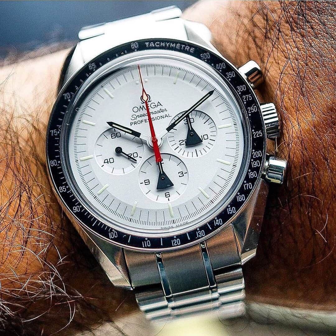 Daily Watchさんのインスタグラム写真 - (Daily WatchInstagram)「Wristshot with the Omega Speedmaster Alaska Project ⚪️🔴 Photo by @speedyq8」9月15日 20時59分 - dailywatch