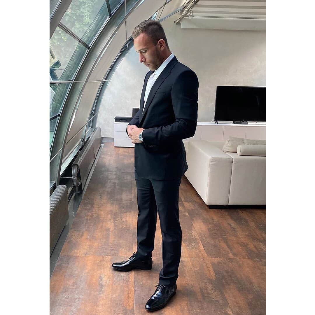 のインスタグラム：「⁣Repost from @arthurhmelo⠀⠀ ⠀⠀ Arthur Melo wears a two-button stretch wool #DolceGabbana suit and a white shirt embroidered with micro logos.⠀⠀ ⠀ ⁣Discover more on @dolcegabbana_man.⠀ ⠀ #DGCelebs #DGFamily⠀」