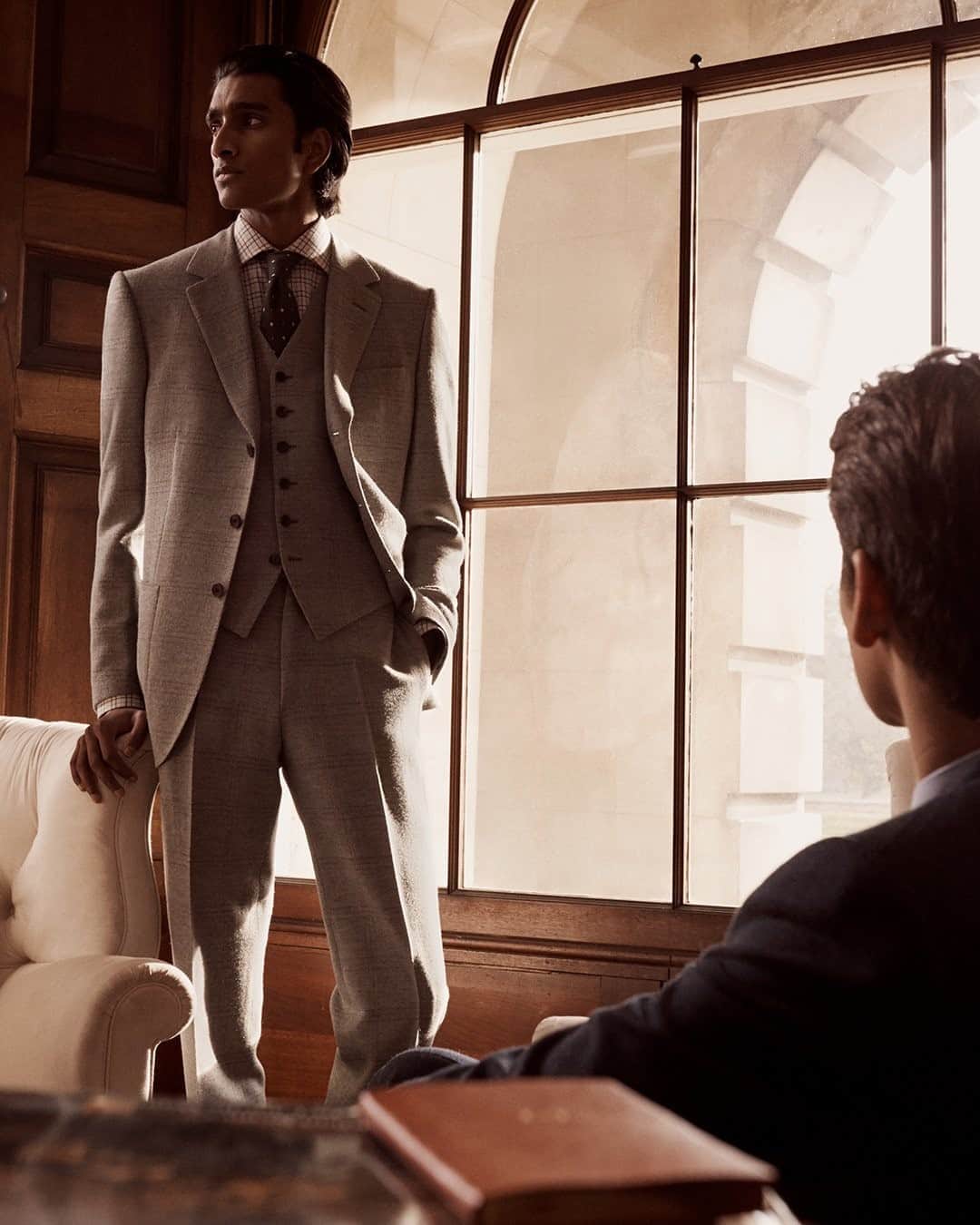MR PORTERのインスタグラム：「Inspired by Ms Michele Clapton’s costume design for the upcoming The King’s Man movie, the third instalment in the blockbuster spy franchise, our latest Kingsman line features our signature suiting, military classics and an array of timeless gentleman’s accessories. Head to the link in bio to discover the full origin story behind the latest Kingsman collection. #MRPORTERxKingsman」