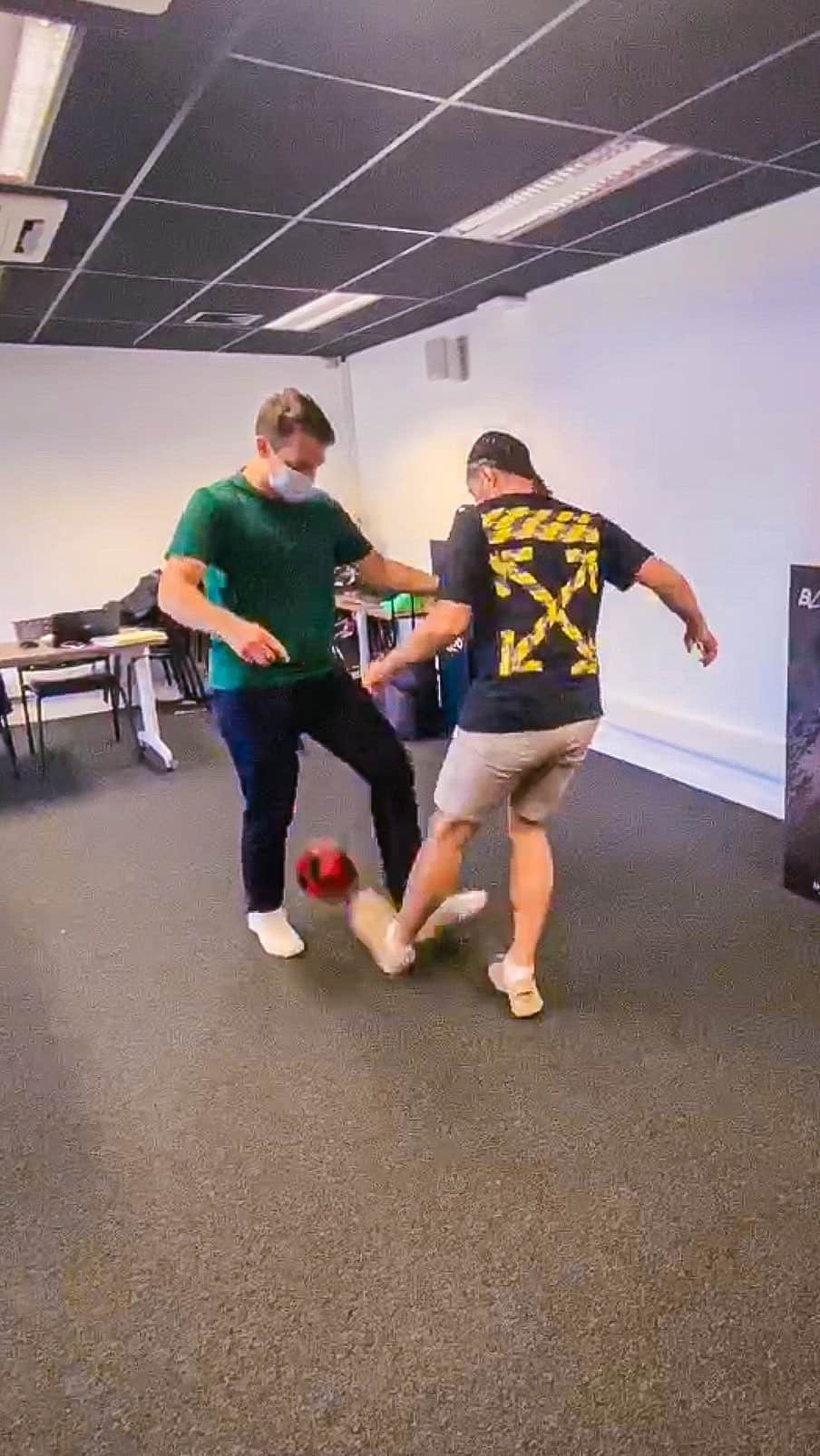 ショーン・ガルニエのインスタグラム：「Double sorry 😅😂 #panna #skills #urbanball #streetsoccer #nutmegs」