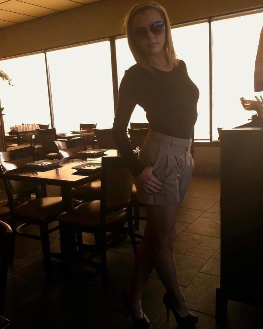 ブリー・オルソンのインスタグラム：「wondering if im even gonna be able to remember how to walk in heels after covid」