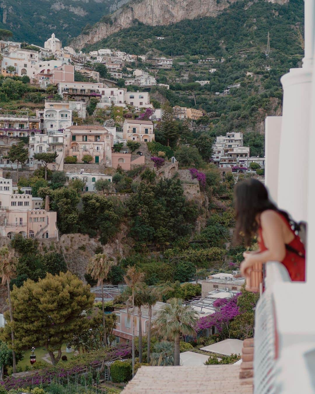 Putri Anindyaのインスタグラム：「Dreaming of Italy//   This is a picture of myself that taken at Positano, Italy. @capra311 captured the mood perfectly as I was astounded by the view of the place. This photo recalls my memory of having one of the best Italian food there.   The circumstances of having to stay home made me cook my fav Aglio Olio with mushroom, with the help of extra virgin olive oil from @Olivoila_id to give the Mediterranean taste without having to fly to Europe.   I miss those times that i took for granted when I was able to travel and experience the authentic food. So, what about you? Kamu ada pengalaman kuliner yang paling ngangenin gak?   Let me know ya! Upload your traveling or culinary trip photos with ​#Foodperience #Olivoila #HealthyFoodHealthyMood ​hashtag so I can see your photos :)   Don’t forget to tag ​@olivoila_id​ on it ✨」