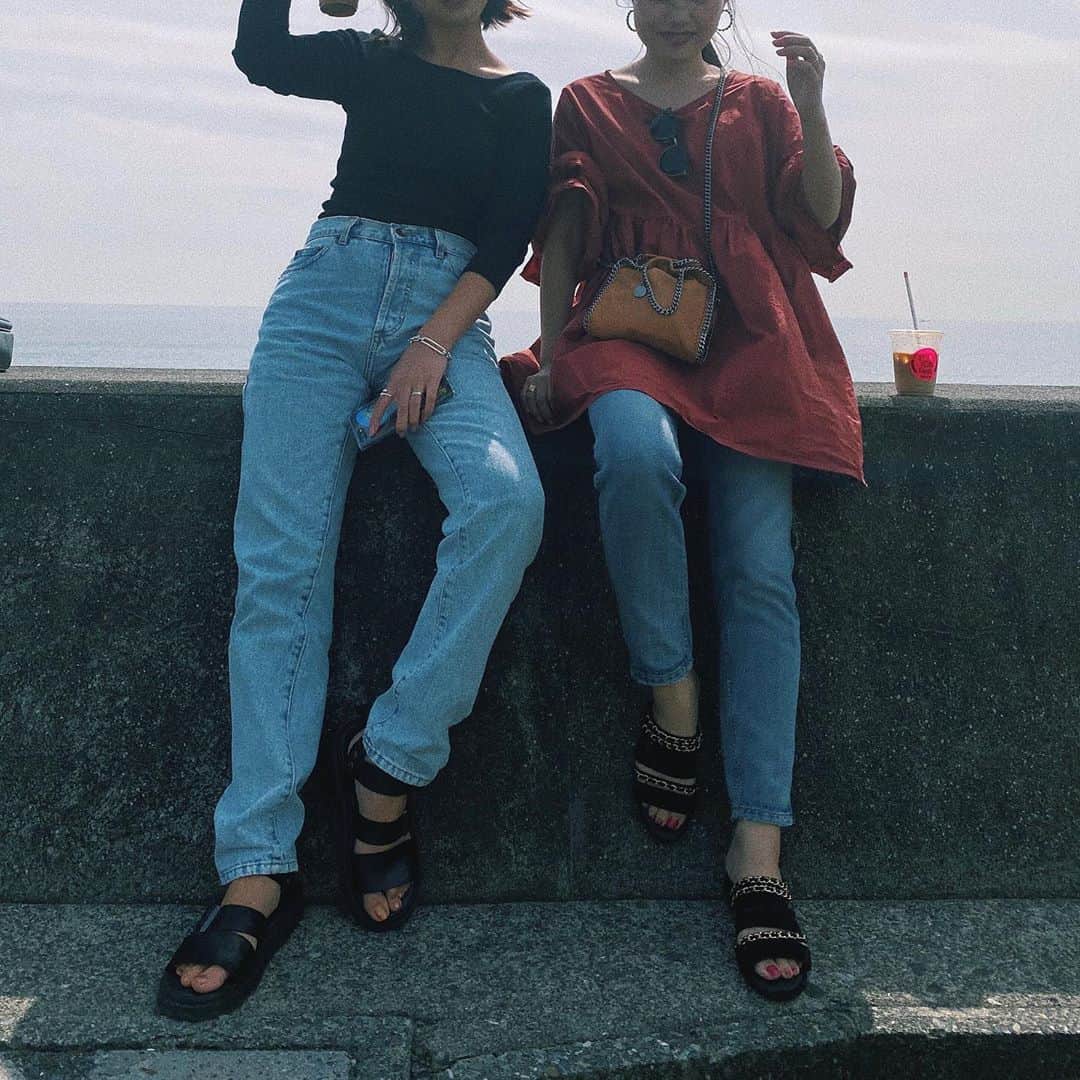 sayocoのインスタグラム：「👯‍♀️👖🤎 ここ座るのそわそわした🦵🌊 #高所恐怖症」