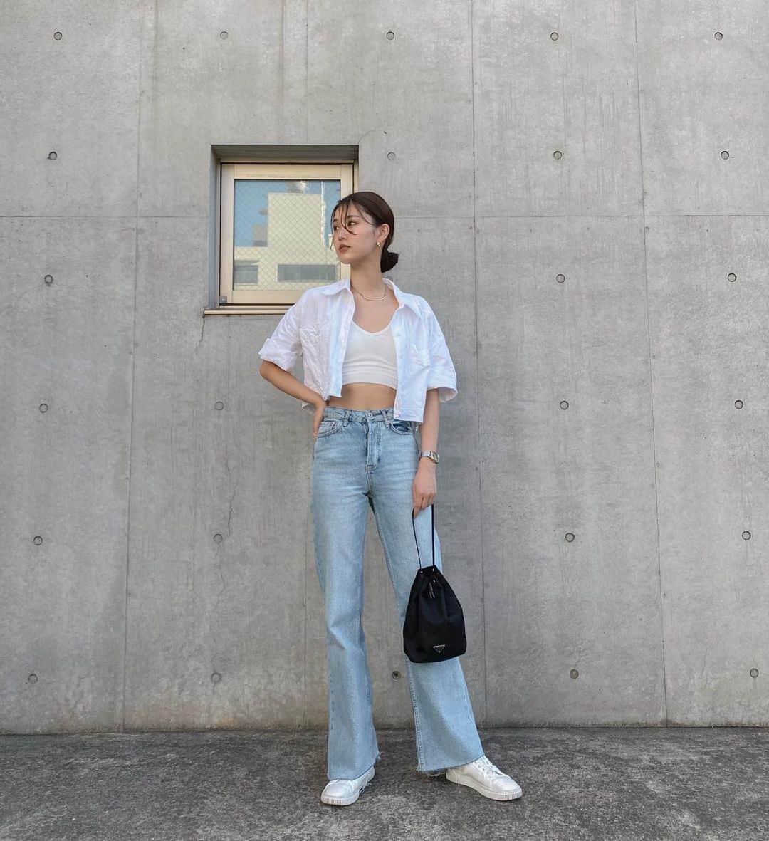 影山可蓮のインスタグラム：「・ ・ Simple outfit👖 ・ ・ デニムのシンプルコーデ！💭 足がめちゃ綺麗に見える細身のフレアデニムをスニーカーと短めトップスでカジュアルに✌🏼✌🏼 ・ ・ 🏷 Denim @vicente__official  TOPS @zara  SHOES @charleskeith_jp  ・ デニムは加工の時に使う水分量を50%減らした今の時代にあった作り方をしてて嬉しい🤍 ・　 #outfit #ootd  #instafashion #vicente #vicentedenim #vicente_honey 　 #minimalstyle #minimalfashion #classicstyle #simpleoutfit #everydaylook  #コーデ #コーディネート #今日のコーデ #私服  #karen_k_outfit」