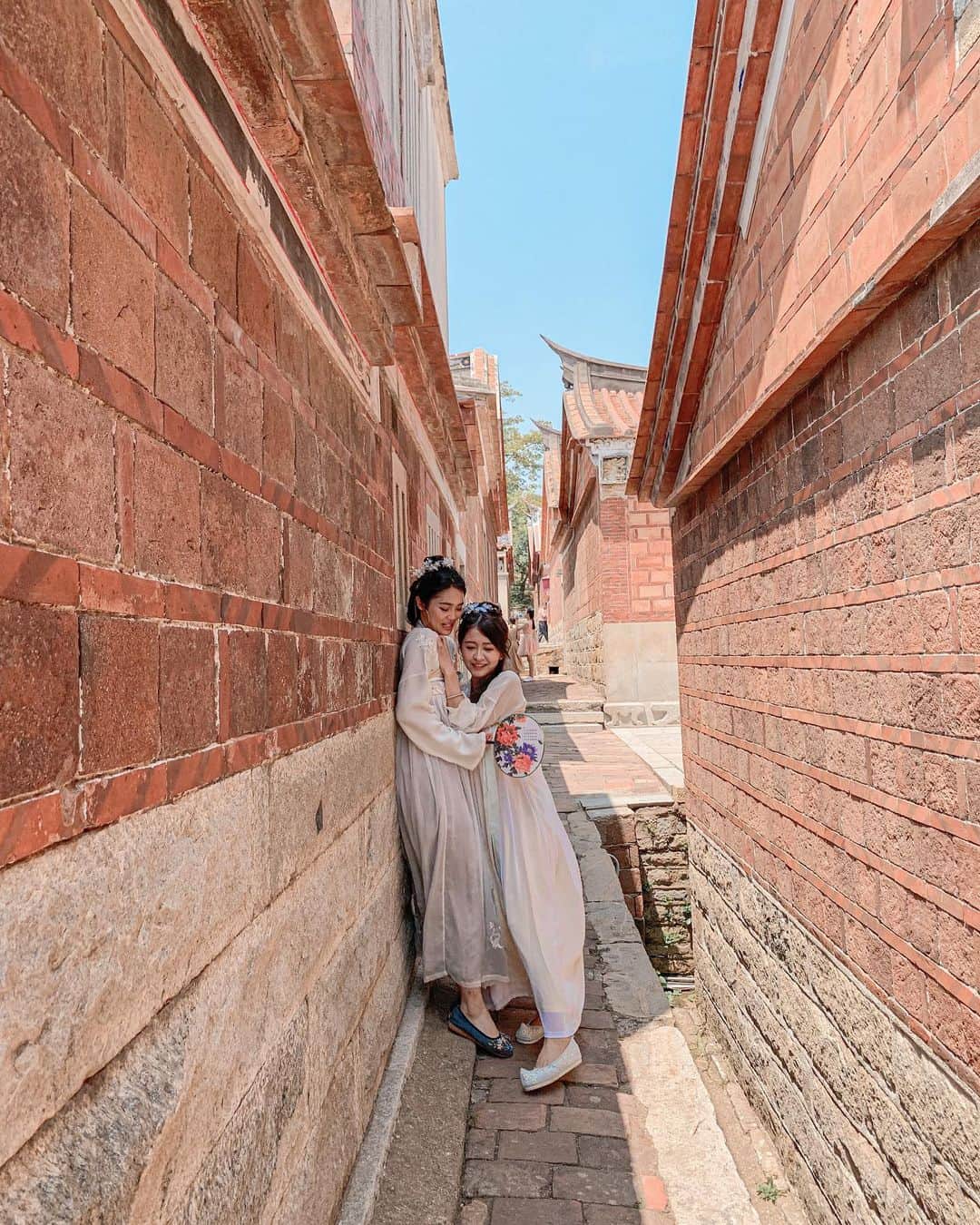 郭圈圈さんのインスタグラム写真 - (郭圈圈Instagram)「#金門 #山后民俗文化村  今天角色是晏妹妹～跟雪姐姐到村里溜搭溜搭～太陽好大啊🌞🔥快把我們給熱壞了～幸好還有小扇子呢～ Hahaha穿 #漢服 的我們可愛嗎♥️ - ⋯⋯最後一張😂😂😂 . . . . .  #金門#kinmentravel #kinmen#kinmenfood #kinmenlife #金門旅遊#金門景點 #金門縣#圈圈去金門 #山后#山后民俗文化村」9月15日 21時11分 - helloiamlea